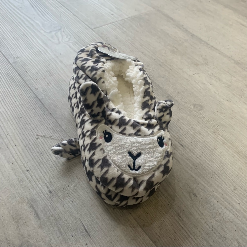 FREE if bundled Grey/white chevron print slipper socks NWT